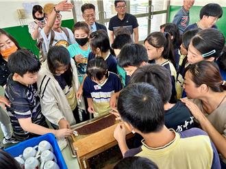 北市國小生到霧峰採蜜去 城鄉孩子體驗生態食農