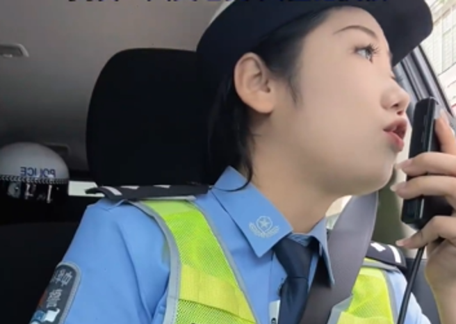 大陸長沙有位甜美女警沿街對著違停車輛喊話，車主們都看呆了。（圖／翻攝自微博）