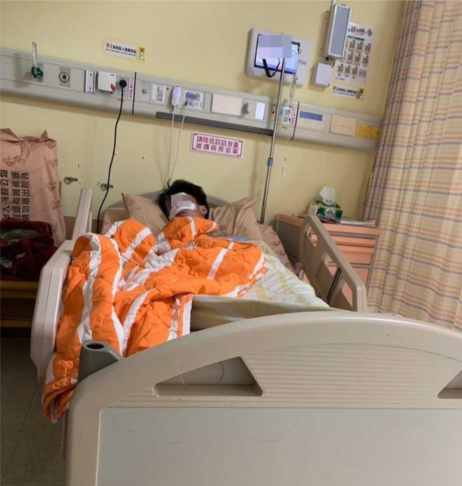 挨打男学生鼻梁断裂，事后住院3天进行復位手术，更可能面临医美长路。（图／读者提供）