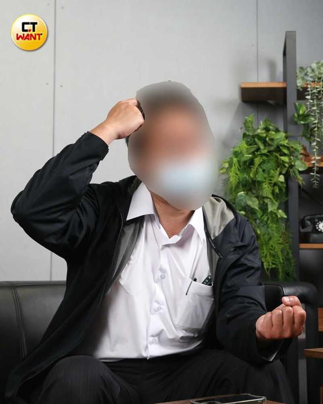 阿强父亲看到儿子挨打万分心疼，如今施暴者又提告，让他更担心对方恐有更过激举动。（图／赵世勋摄）