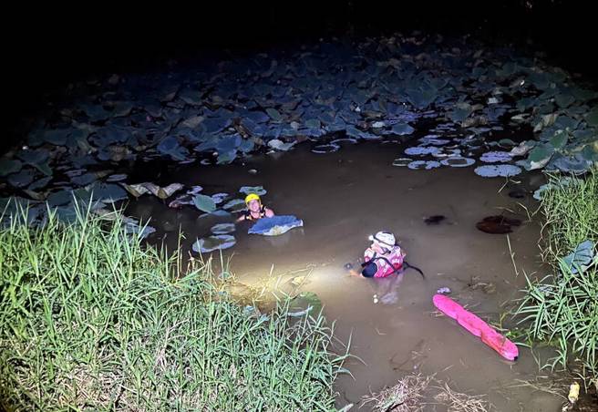 上午出門釣魚後失蹤！柳營蓮花池釣客落水，沉2米池底尋獲。(民眾提供)