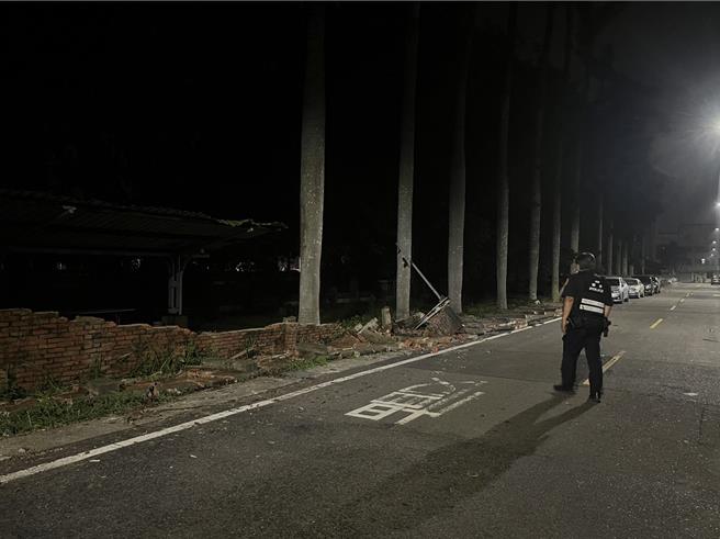 台南市麻豆区麻豆国中昨（29）日晚间8点多，校园砖造围墙竟突然倒塌。（读者提供／张毓翎台南传真）