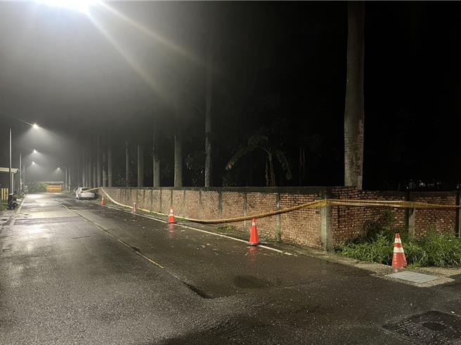 校方现场拉起封锁线和加设三角锥警戒，呼吁用路人多加注意。（读者提供／张毓翎台南传真）