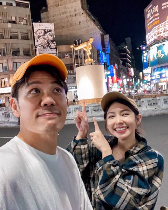 陈志强洗澡的时候，曾智希会坐在浴室跟他聊天。（图／曾智希脸书）