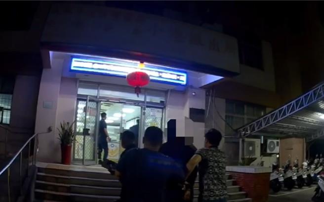 小港警逮少年車手，人被帶回派出所偵辦。（翻攝照片／洪靖宜高雄傳真）