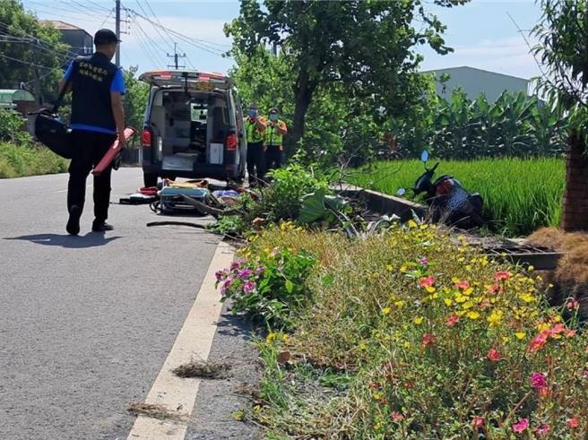 西螺鎮公館里發生機車騎士掉落水溝，西螺消防分隊前往搶救。（西螺分局提供）