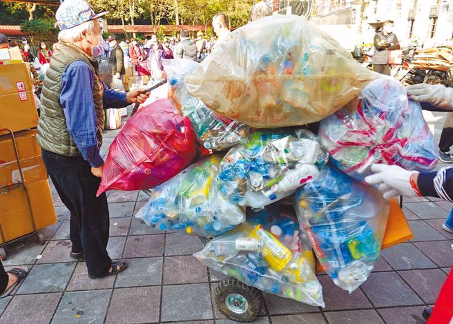 若从年薪来看，则以废弃物收集工及回收资源分类工全年年薪仅36.7万元最低。（报系资料照）
