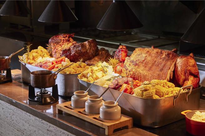 台北艾麗希爾頓格芮精選酒店線上旅展開跑，La Farfalla義式餐廳推出「肉食主義現切牛排吃到飽下午餐雙人餐券」。圖／業者提供