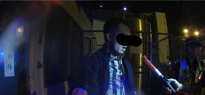 越南籍阮姓男子逾期逃逸800多天，因窃取同国籍移工机车代步，在台中市遭警方拦下逮捕。（警方提供／王煌忠台中传真）