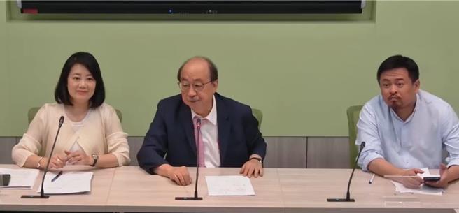 柯建銘指出，國民黨團總召傅崐萁就是要讓民進黨找不到人來當官，所以有藐視國會罪，現在藍白兩黨的內部民主化比較重要，內部不滿聲音已經高漲到臨界點。（摘自民進黨立院黨團直播）