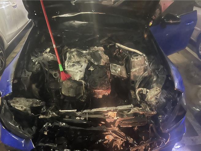 八德社区大楼地下室，一辆宾士跑车引擎起火燃烧。（桃园市消防局提供）