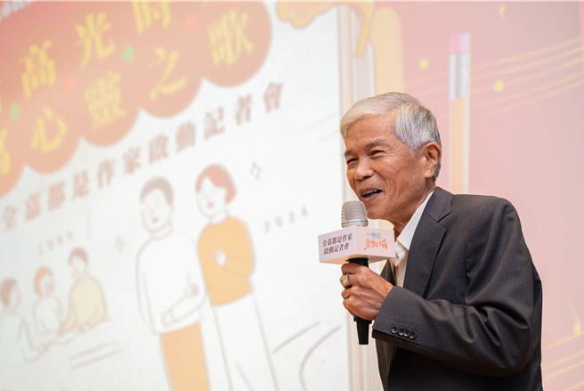 嘉中退休校長黃義春分享他去年參加寫作班的心得。（嘉義市政府提供／廖素慧嘉市傳真）