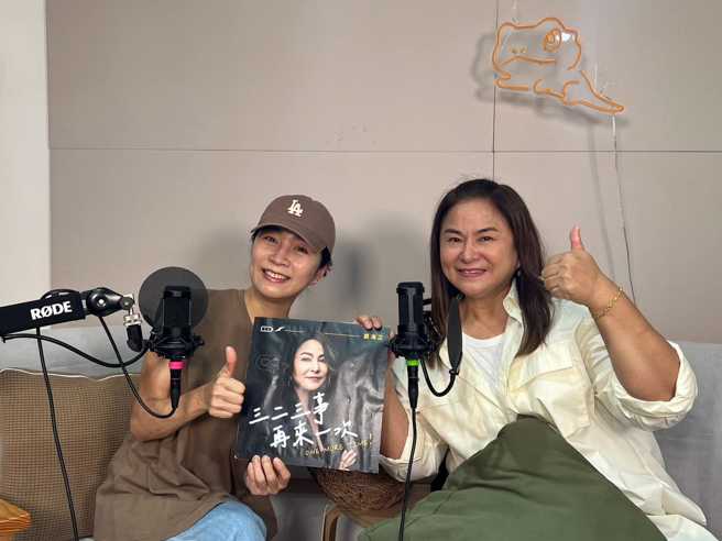 方文琳担任裘海正的Podcast节目嘉宾。（图／裘海正脸书）