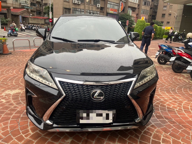 桃园市交通大队24日傍晚5点，于八德区中华路前查获到一辆轿车改装车牌。（桃园市交通大队提供）