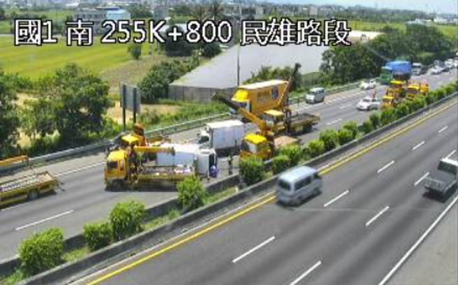 国道1号北向255.8k、民雄路段，30日上午发生3车追撞事故。( 翻摄高速公路1968  )