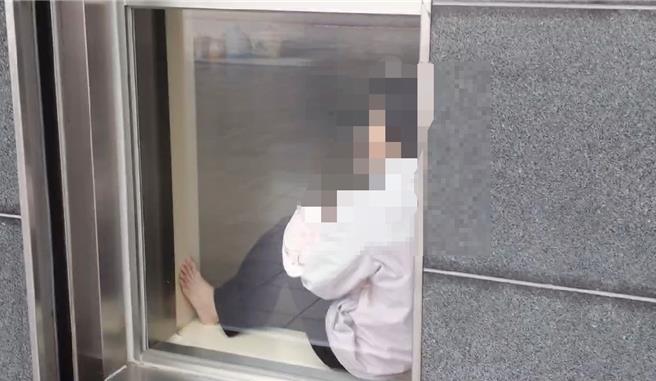 基隆市七堵火车站29日有1名潘姓越南外配带女婴离家出走，在大厅流连。基市府家防中心社工紧急将母女带至庇护所安置，让母女得以安全休息。（翻摄画面／徐佑升基隆传真）