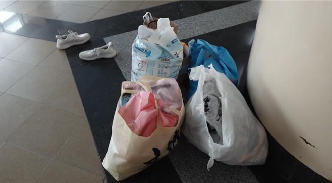 基隆市七堵火车站29日有1名潘姓越南外配带女婴离家出走，在大厅流连。基市府家防中心社工紧急将母女带至庇护所安置，让母女得以安全休息。（翻摄画面／徐佑升基隆传真）