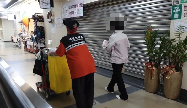 基隆市七堵火车站29日有1名潘姓越南外配带女婴离家出走，在大厅流连。基市府家防中心社工紧急将母女带至庇护所安置，让母女得以安全休息。（翻摄画面／徐佑升基隆传真）