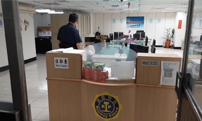 基隆市七堵火车站29日有1名潘姓越南外配带女婴离家出走，在大厅流连。基市府家防中心社工紧急将母女带至庇护所安置，让母女得以安全休息。（翻摄画面／徐佑升基隆传真）