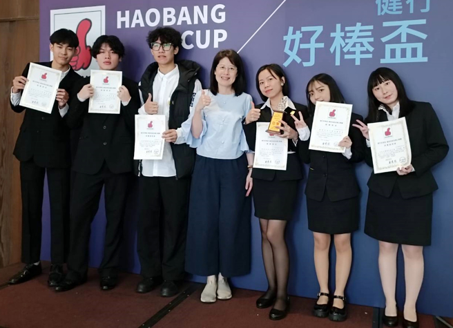 龙华科大观休系学子，参加好棒杯餐旅技能赛获得亚军及3佳作，成果丰硕。(照片/龙华科技大学提供)