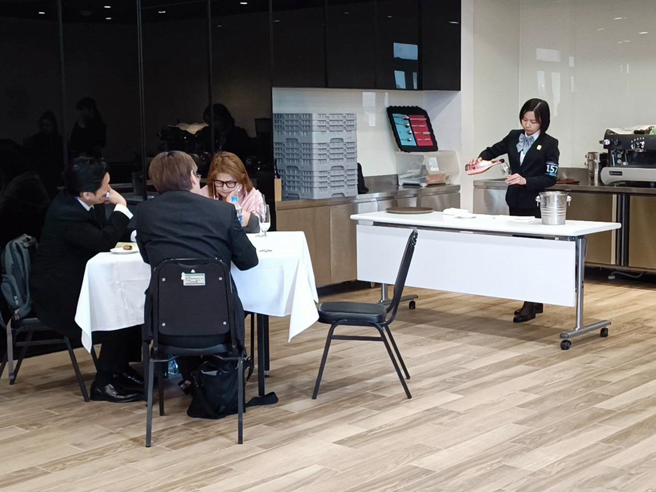 陈氏草儿展现纯熟优雅服务技巧与专业知识，获得评审一致青睐。(照片/龙华科技大学提供)