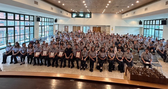 全体合影。（图 / 警方提供）