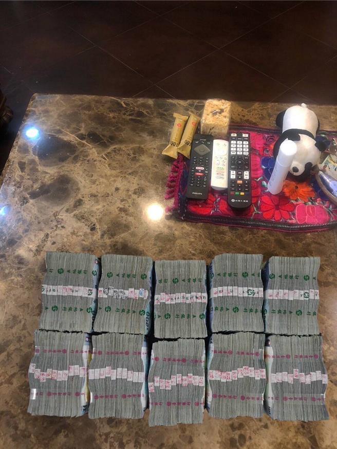 警方p图1000万现金。（淡水警分局提供／张铠乙新北传真）