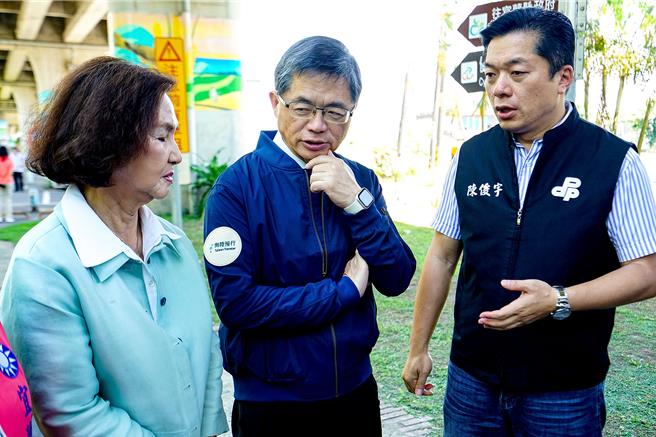 對於政府6月1日重啟赴陸旅遊的「禁團令」，交通部長李孟諺（中）今天在宜蘭表示，未來希望適度、循序對等開放，讓兩岸人民可以有更多觀光跟交流。圖左為宜蘭縣長林姿妙，圖右為立法委員陳俊宇。（李忠一攝）