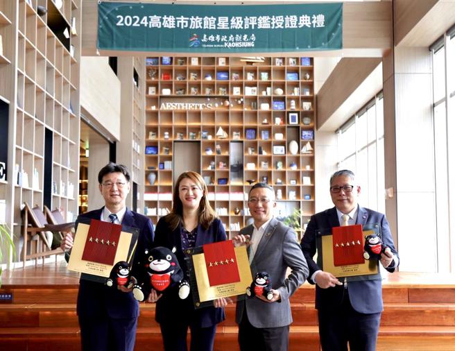 高闵琳与五星旅馆业者合影（左起：高雄福华、高雄承亿、义大皇家）。（图／高雄市观光局提供）