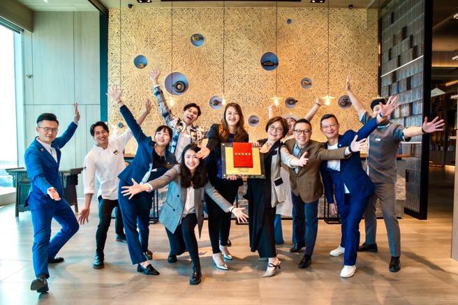 高雄承亿酒店荣获五星评鑑与高闵琳局长开心合影。（图／高雄市观光局提供）