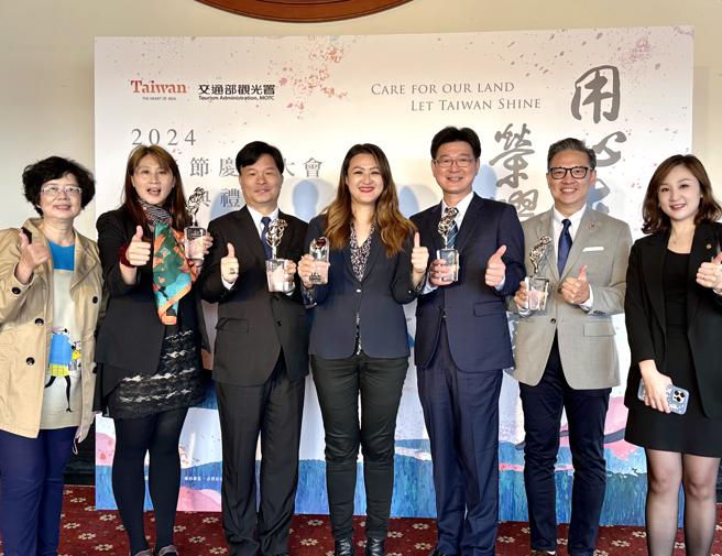 高雄市政府与高雄观光业者荣获交通部观光署颁发旅宿评比特优及观光金奖。（图／高雄市观光局提供）