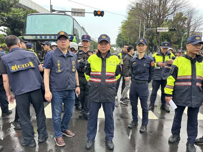 分局长黄南山（中）也到现场查看管制路段。（图 / 警方提供）