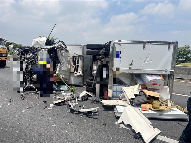 国道1号北向255.8公里嘉义民雄路段，30日上午10点43分发生4车追撞事故，一度传出翻覆小货车载的是晶圆片。（国道警察提供∕吕妍庭嘉义传真）
