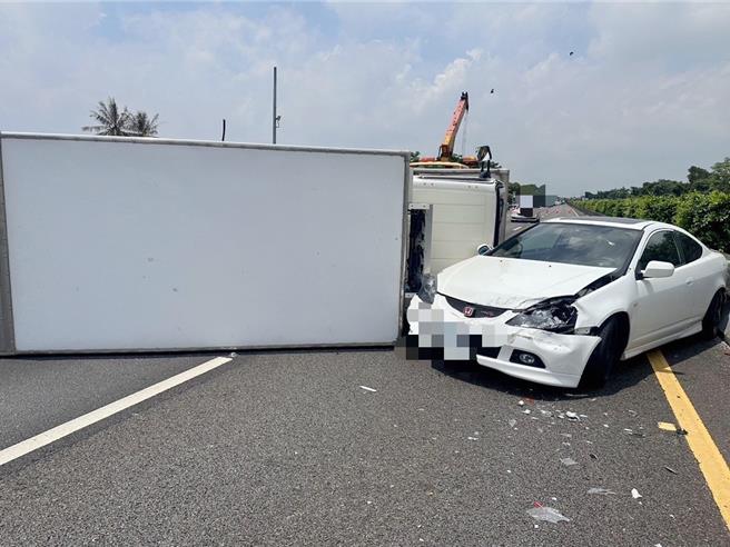 国道1号北向255.8公里嘉义民雄路段，30日上午10点43分发生4车追撞事故，一度传出翻覆小货车载的是晶圆片。（国道警察提供∕吕妍庭嘉义传真）