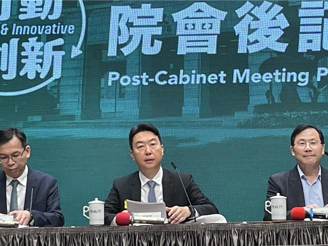 國會改革法案已三讀通過，政院除了提出覆議，是否也會在之後提出釋憲。對此，行政院發言人陳世凱強調，希望覆議提出後，能夠得到立法院正面回應，若得到正面回應，當然就沒有釋憲問題。（蔡雯如攝）