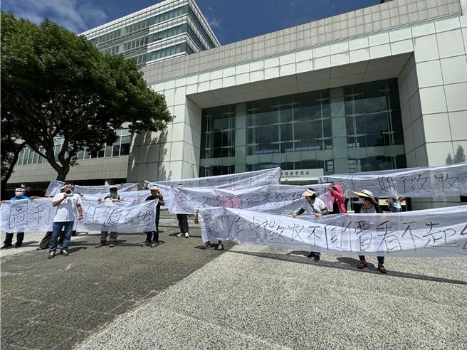 台積電中科二期廠建置案進入土地取得程序，數十位地主與地上物業主30日前往中科管理局門口抗議，質疑鑑價不公允、部分土地鑑價評估不合理等；中科管理局副局長許正宗說，會在合法範圍內盡力為地主和承租人爭取最優惠補償。（潘虹恩攝）