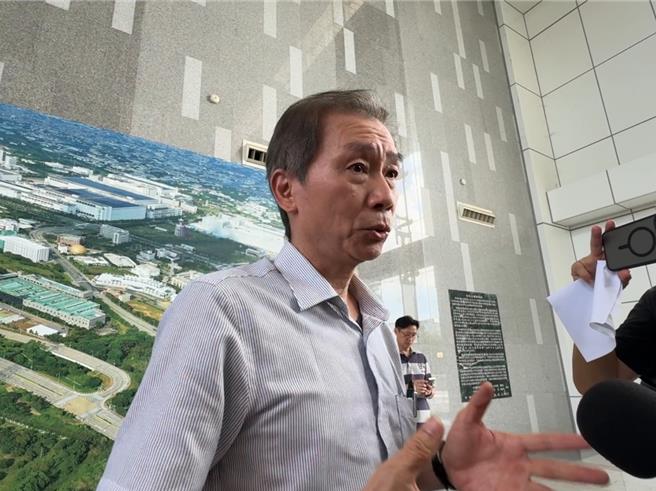 台積電中科二期廠建置案進入土地取得程序，數十位地主與地上物業主30日前往中科管理局門口抗議，質疑鑑價不公允、部分土地鑑價評估不合理等；中科管理局副局長許正宗說，會在合法範圍內盡力為地主和承租人爭取最優惠補償。（潘虹恩攝）