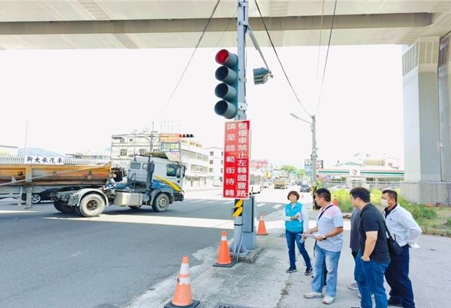 豐原警方針對10大易肇事路口之前2名，日前邀集相關單位就工程改善辦理會勘；另提報61處不合理的交通工程，建議交通機關改善。（照片由警方提供）