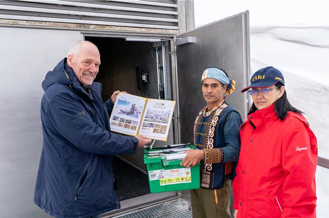 農業部國家作物種原中心和排灣族原住民代表將台灣小米裝箱，送進斯瓦爾巴世界種子庫永久保存。（中央大學提供）
