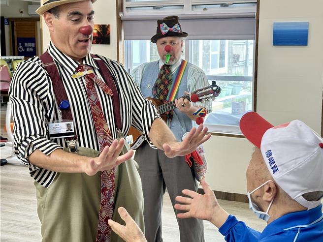 花蓮發生強震，兩位醫療小丑Yaron Sancho Goshen（高興老師）和Nimrod Eisenberg（檸檬老師），跨海20小時航程抵達花蓮這照護站，受到長者熱情歡迎、互動，撫慰民眾心靈。（王志偉攝）