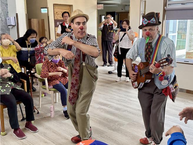 花蓮發生強震，兩位醫療小丑Yaron Sancho Goshen（高興老師）和Nimrod Eisenberg（檸檬老師），跨海20小時航程抵達花蓮照護站，受到長者熱情歡迎、互動，撫慰民眾心靈。（王志偉攝）