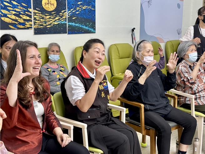 縣長徐榛蔚（左二）、以色列駐台代表游瑪雅（左）到米崙照護站與「醫療小丑」以及長輩同歡。（王志偉攝）