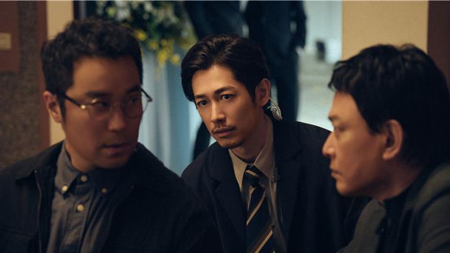 張孝全、藤岡靛、王識賢劇中是互相牽制的三角關係。（Netflix提供）