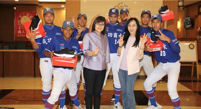民進黨立委陳瑩得知後，便開始聯繫媒合社會力量，捐贈成功商水棒球隊50雙球鞋，今天球隊教練與球員歡喜獲贈新球鞋。（立委陳瑩辦公室提供／游念育台北傳真）