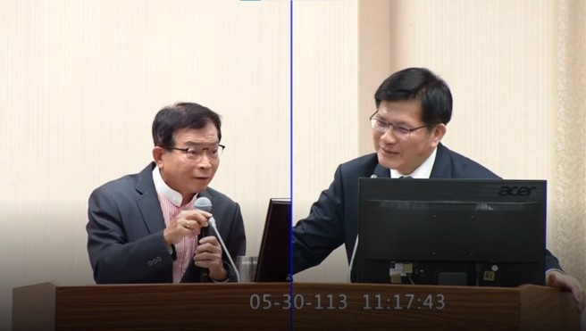 國民黨立委賴士葆30日質詢時，問及外交部長林佳龍出任外長是否不是首選，林佳龍點頭說「是」。 （截自國會頻道）