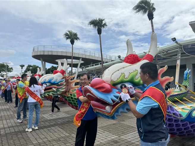 林园中芸渔港举办龙舟点睛祈福活动。（洪靖宜摄）