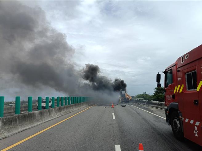 台84线快速道路学甲段东向车道，今（30）日下午1点多发生重大车祸，工程车与砂石车不明原因发生碰撞，工程车冒出熊熊火烟。（读者提供／张毓翎台南传真）