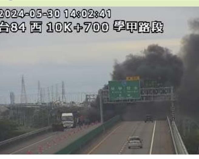 目前学甲到下营路段封闭中，警方请用路人改道通行。（读者提供／张毓翎台南传真）