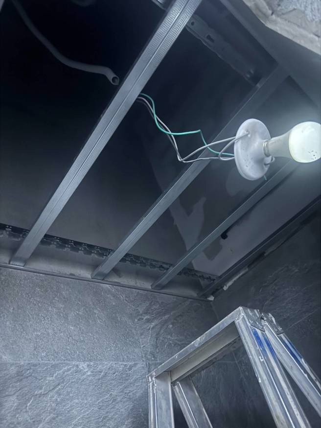 台中市北屯區軍福十九路和敦富路一帶工地，30日上午傳出年約30歲男性施工人員疑似施作機電工程遭電擊，當場無生命跡象，台中市消防局立即出動人員前往救治。（民眾提供／潘虹恩台中傳真）