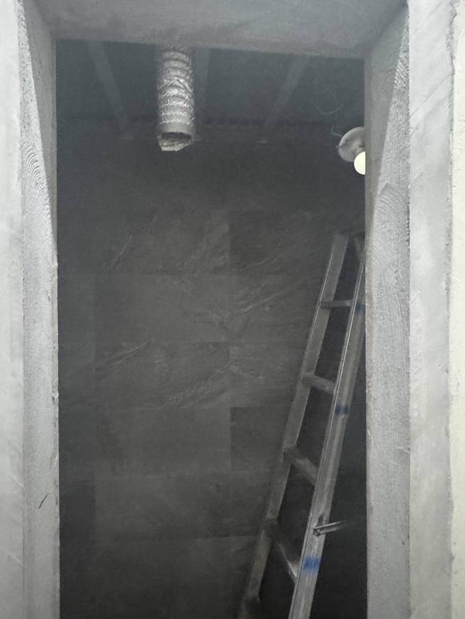 台中市北屯區軍福十九路和敦富路一帶工地，30日上午傳出年約30歲男性施工人員疑似施作機電工程遭電擊，當場無生命跡象，台中市消防局立即出動人員前往救治。（民眾提供／潘虹恩台中傳真）